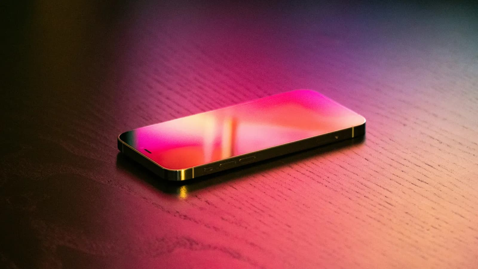 Masada duran bir akıllı telefon